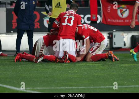 Benficas portugiesischer Mittelfeldspieler Pizzi feiert mit seinen Teamkollegen, nachdem er beim Fußballspiel SL Benfica gegen den FC Rio Ave am 3. Februar 2018 im Luz-Stadion in Lissabon, Portugal, Punkten konnte. ( Foto von Pedro FiÃºza/NurPhoto) Stockfoto