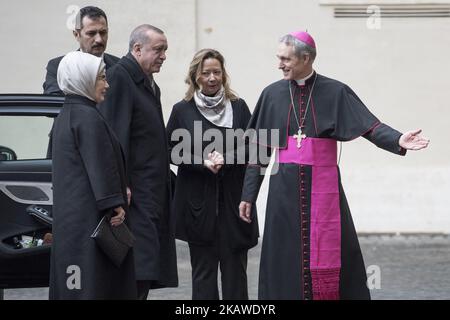 Der türkische Präsident Erdogan und seine Frau Emine kommen am 5. Februar 2018 zu einem Besuch bei Papst Franziskus in der Vatikanstadt in den Vatikan. (Foto von Massimo Valicchia/NurPhoto) Stockfoto