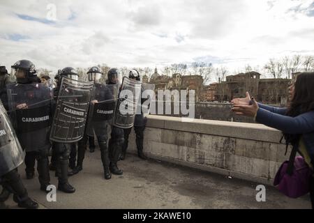 Italienische Polizisten zischten am 5. Februar 2018 bei einem Sit-in in der Nähe des Vatikans in Rom, Italien, mit pro-kurdischen Demonstranten. Der türkische Präsident Recep Tayyip Erdogan traf am 5. Februar mit Papst Franziskus zusammen, wobei im Zentrum Roms ein Protestverbot verhängt wurde, da die Gefühle über die Offensive der Türkei gegen kurdische Milizen in Syrien hoch angesetzt werden. (Foto von Christian Minelli/NurPhoto) Stockfoto