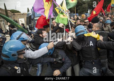 Italienische Polizisten zischten am 5. Februar 2018 bei einem Sit-in in der Nähe des Vatikans in Rom, Italien, mit pro-kurdischen Demonstranten. Der türkische Präsident Recep Tayyip Erdogan traf am 5. Februar mit Papst Franziskus zusammen, wobei im Zentrum Roms ein Protestverbot verhängt wurde, da die Gefühle über die Offensive der Türkei gegen kurdische Milizen in Syrien hoch angesetzt werden. (Foto von Christian Minelli/NurPhoto) Stockfoto