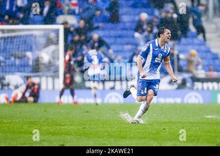 RCD Espanyol Mittelfeldspieler Victor Sanchez (4) feiert das Tor von RCD Espanyol-Stürmer Gerard Moreno (7) während des Spiels zwischen RCD Espanyol und FC Barcelona für die Runde 22 der Liga Santander, gespielt im Cornella-El Prat-Stadion am 4. Februar 2018 in Barcelona, Spanien. -- (Foto von Urbanandsport/NurPhoto) Stockfoto