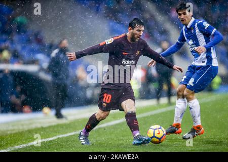 Der FC Barcelona-Stürmer Lionel Messi (10) und der RCD Espanyol-Stürmer Gerard Moreno (7) während des Spiels zwischen RCD Espanyol und dem FC Barcelona für die 22. Runde der Liga Santander, gespielt im Cornella-El Prat-Stadion am 4. Februar 2018 in Barcelona, Spanien. -- (Foto von Urbanandsport/NurPhoto) Stockfoto