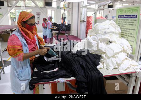 Dhaka, Bangladesch, Am 02. November 2022. Am 02. November 2022 arbeitet eine Mitarbeiterin in Bangladesch in einer Bekleidungsfabrik von Fatullah Apparels in Narayanganj, einem Vorort von Dhaka, Bangladesch.die Bekleidungsindustrie in Bangladesch treibt das Wirtschaftswachstum an und ist heute die Hauptquelle für die Stärkung von Arbeiterinnen im Land. Frauen aus verschiedenen Teilen Bangladeschs kommen in die Städte, um in Bekleidungssektoren zu arbeiten, wo sie etwa 95 USD pro Monat bezahlen. Foto von Habibur Rahman/ABACAPRESS.COM Stockfoto