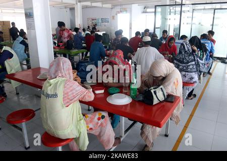 Dhaka, Bangladesch, Am 02. November 2022. Am 02. November 2022 arbeitet eine Mitarbeiterin in Bangladesch in einer Bekleidungsfabrik von Fatullah Apparels in Narayanganj, einem Vorort von Dhaka, Bangladesch.die Bekleidungsindustrie in Bangladesch treibt das Wirtschaftswachstum an und ist heute die Hauptquelle für die Stärkung von Arbeiterinnen im Land. Frauen aus verschiedenen Teilen Bangladeschs kommen in die Städte, um in Bekleidungssektoren zu arbeiten, wo sie etwa 95 USD pro Monat bezahlen. Foto von Habibur Rahman/ABACAPRESS.COM Stockfoto