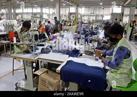 Dhaka, Bangladesch, Am 02. November 2022. Am 02. November 2022 arbeitet eine Mitarbeiterin in Bangladesch in einer Bekleidungsfabrik von Fatullah Apparels in Narayanganj, einem Vorort von Dhaka, Bangladesch.die Bekleidungsindustrie in Bangladesch treibt das Wirtschaftswachstum an und ist heute die Hauptquelle für die Stärkung von Arbeiterinnen im Land. Frauen aus verschiedenen Teilen Bangladeschs kommen in die Städte, um in Bekleidungssektoren zu arbeiten, wo sie etwa 95 USD pro Monat bezahlen. Foto von Habibur Rahman/ABACAPRESS.COM Stockfoto