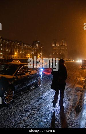 Schneesturm in Paris in der Nacht am 6. Februar 2018. (Foto von Julien Mattia/NurPhoto) Stockfoto