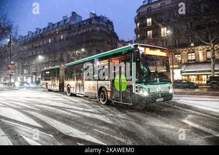 Schneesturm in Paris in der Nacht am 6. Februar 2018. (Foto von Julien Mattia/NurPhoto) Stockfoto