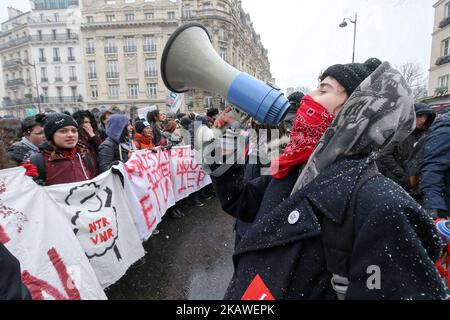 Demonstranten rufen Slogans und halten Transparente hoch, während sie an einer Demonstration gegen die von einer französischen Regierung vorgeschlagene Reform der Hochschulanträge und ein Projekt zur Reform des französischen Abiturexamen am 6. Februar 2018 in Paris teilnehmen. (Foto von Michel Stoupak/NurPhoto) Stockfoto