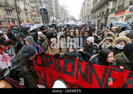 Demonstranten rufen Slogans und halten Transparente hoch, während sie an einer Demonstration gegen die von einer französischen Regierung vorgeschlagene Reform der Hochschulanträge und ein Projekt zur Reform des französischen Abiturexamen am 6. Februar 2018 in Paris teilnehmen. (Foto von Michel Stoupak/NurPhoto) Stockfoto