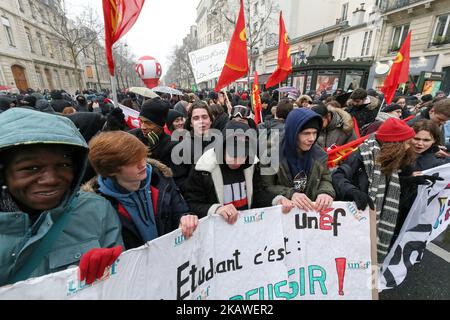 Demonstranten rufen Slogans und halten Transparente hoch, während sie an einer Demonstration gegen die von einer französischen Regierung vorgeschlagene Reform der Hochschulanträge und ein Projekt zur Reform des französischen Abiturexamen am 6. Februar 2018 in Paris teilnehmen. (Foto von Michel Stoupak/NurPhoto) Stockfoto