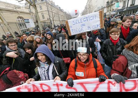 Demonstranten rufen Slogans und halten Transparente hoch, während sie an einer Demonstration gegen die von einer französischen Regierung vorgeschlagene Reform der Hochschulanträge und ein Projekt zur Reform des französischen Abiturexamen am 6. Februar 2018 in Paris teilnehmen. (Foto von Michel Stoupak/NurPhoto) Stockfoto