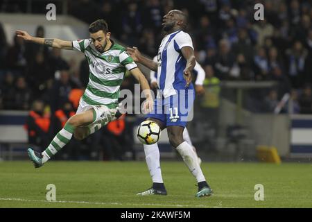 Der portugiesische Mittelfeldspieler Bruno Fernandes von Sporting mit dem malischen Vorstürmer Moussa Marega von Porto beim portugiesischen Cup 2017/18, Spiel zwischen dem FC Porto und Sporting CP, am 7. Februar 2018 im Dragao Stadium in Porto, Portugal. (Foto von Pedro Lopes / DPI / NurPhoto) Stockfoto