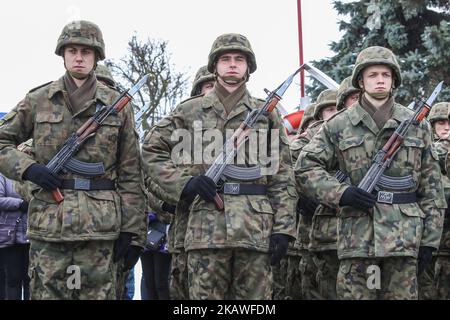 Kadetten in Uniformen mit AKMS 7,62 x 39 mm Sturmgewehren (Typ AK-47) sind am 9. Februar 2018 in Gdynia, Polen, zu sehen.Freiwillige, die nach einer Zeit des Lernens zum Bohren, zu militärischen Zeremonien und zur militärischen Disziplin in der Armee dienen, legten offiziell einen Militäreid ab und begannen eine Spezialausbildung. Auch die Familien neuer Soldaten nahmen an der Zeremonie Teil. (Foto von Michal Fludra/NurPhoto) Stockfoto