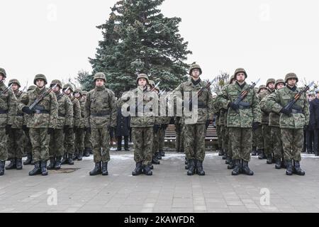 Kadetten in Uniformen mit AKMS 7,62 x 39 mm Sturmgewehren (Typ AK-47) sind am 9. Februar 2018 in Gdynia, Polen, zu sehen.Freiwillige, die nach einer Zeit des Lernens zum Bohren, zu militärischen Zeremonien und zur militärischen Disziplin in der Armee dienen, legten offiziell einen Militäreid ab und begannen eine Spezialausbildung. Auch die Familien neuer Soldaten nahmen an der Zeremonie Teil. (Foto von Michal Fludra/NurPhoto) Stockfoto