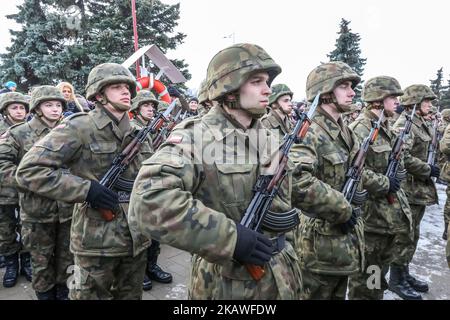 Kadetten in Uniformen mit AKMS 7,62 x 39 mm Sturmgewehren (Typ AK-47) sind am 9. Februar 2018 vor dem ORP Blyskawica-Schiff in Gdynia, Polen, zu sehen, wo Freiwillige nach einer Zeit des Lernens zum Bohren, zu militärischen Zeremonien und zur militärischen Disziplin in der Armee dienen, Offiziell legte er einen Militäreid ab und begann mit einer Fachausbildung. Auch die Familien neuer Soldaten nahmen an der Zeremonie Teil. (Foto von Michal Fludra/NurPhoto) Stockfoto