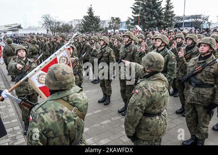 Kadetten in Uniformen mit AKMS 7,62 x 39 mm Sturmgewehren (Typ AK-47) sind am 9. Februar 2018 vor dem ORP Blyskawica-Schiff in Gdynia, Polen, zu sehen, wo Freiwillige nach einer Zeit des Lernens zum Bohren, zu militärischen Zeremonien und zur militärischen Disziplin in der Armee dienen, Offiziell legte er einen Militäreid ab und begann mit einer Fachausbildung. Auch die Familien neuer Soldaten nahmen an der Zeremonie Teil. (Foto von Michal Fludra/NurPhoto) Stockfoto