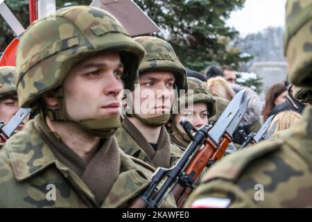 Kadetten in Uniformen mit AKMS 7,62 x 39 mm Sturmgewehren (Typ AK-47) sind am 9. Februar 2018 vor dem ORP Blyskawica-Schiff in Gdynia, Polen, zu sehen, wo Freiwillige nach einer Zeit des Lernens zum Bohren, zu militärischen Zeremonien und zur militärischen Disziplin in der Armee dienen, Offiziell legte er einen Militäreid ab und begann mit einer Fachausbildung. Auch die Familien neuer Soldaten nahmen an der Zeremonie Teil. (Foto von Michal Fludra/NurPhoto) Stockfoto