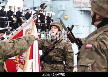 Kadetten in Uniformen mit AKMS 7,62 x 39 mm Sturmgewehren (Typ AK-47) sind am 9. Februar 2018 vor dem ORP Blyskawica-Schiff in Gdynia, Polen, zu sehen, wo Freiwillige nach einer Zeit des Lernens zum Bohren, zu militärischen Zeremonien und zur militärischen Disziplin in der Armee dienen, Offiziell legte er einen Militäreid ab und begann mit einer Fachausbildung. Auch die Familien neuer Soldaten nahmen an der Zeremonie Teil. (Foto von Michal Fludra/NurPhoto) Stockfoto