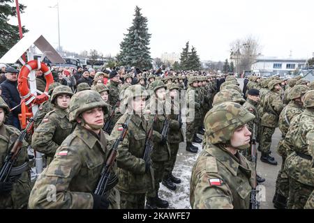 Kadetten in Uniformen mit AKMS 7,62 x 39 mm Sturmgewehren (Typ AK-47) sind am 9. Februar 2018 vor dem ORP Blyskawica-Schiff in Gdynia, Polen, zu sehen, wo Freiwillige nach einer Zeit des Lernens zum Bohren, zu militärischen Zeremonien und zur militärischen Disziplin in der Armee dienen, Offiziell legte er einen Militäreid ab und begann mit einer Fachausbildung. Auch die Familien neuer Soldaten nahmen an der Zeremonie Teil. (Foto von Michal Fludra/NurPhoto) Stockfoto