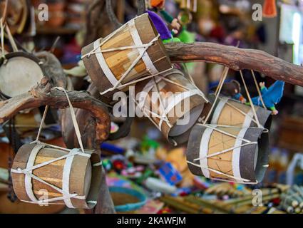 Mini Holztrommeln Verkauf auf dem Markt in Mendoza Argentinien. Rustikale handgemachte Schlaginstrumente. Tamborcitos hing in Baum Ästen ein Straßenmarkt Stockfoto