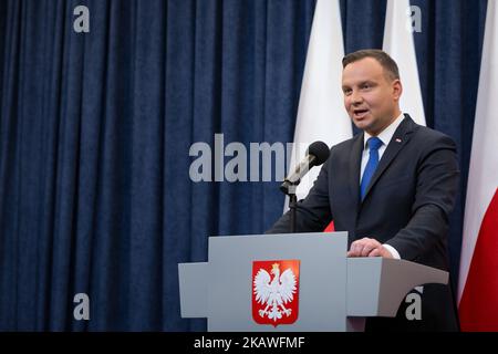 Der polnische Präsident Andrzej Duda gibt seine Entscheidung bekannt, am 6. Februar 2018 im Präsidentenpalast in Warschau, Polen, ein Gesetz zur Bestrafung bestimmter Aussagen über den Holocaust zu unterzeichnen (Foto: Mateusz Wlodarczyk/NurPhoto) Stockfoto