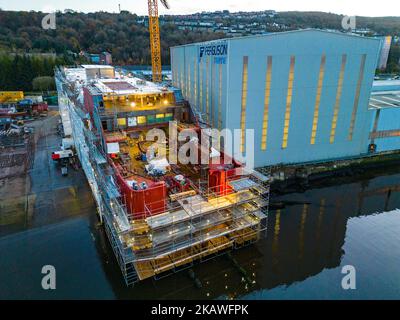 Port Glasgow, Schottland, Großbritannien. 3. November 2022 Blick auf die Caledonian MacBrayne Fähren, die in der Ferguson Marine Werft in Port Glasgow am Fluss Clyde gebaut werden. Die Fähren, MV Glen Sannox und Hull 802 haben Verspätungen und überschreiten das Budget. Der Ausschuss für öffentliche Rechnungsprüfung des schottischen Parlaments wird am Freitag, den 4. November, den Ersten Minister Nicola Sturgeon hören. Der Ausschuss untersucht derzeit die Vergabe des Beschaffungsauftrags an die Werft Ferguson Marine und die seitdem stattfindenden Ereignisse. Die Fähren sind 5 Jahre zu spät und der Preis hat sich mehr als verdoppelt. BILD: Unbenannter Rumpf 802 im Bau. Stockfoto