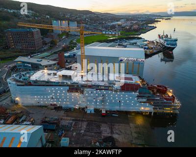 Port Glasgow, Schottland, Großbritannien. 3.. November 2022. Blick auf die kaledonischen MacBrayne-Fähren, die in der Ferguson Marine Werft in Port Glasgow am Fluss Clyde gebaut werden. Die Fähren, MV Glen Sannox und Hull 802 sind verspätet und überbudget. Der Ausschuss für die öffentliche Prüfung des schottischen Parlaments wird am Freitag, den 4.. November, von der ersten Ministerin Nicola Sturgeon hören. Der Ausschuss untersucht die Vergabe des Auftrags an die Ferguson Marine Werft und die Ereignisse seitdem. Die Fähren sind 5 Jahre zu spät und der Preis hat sich mehr als verdoppelt. BILD: Unnamed Hull 802 im Bau. Meister Von Iain Stockfoto