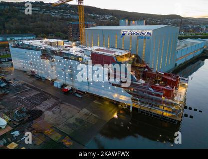 Port Glasgow, Schottland, Großbritannien. 3.. November 2022. Blick auf die kaledonischen MacBrayne-Fähren, die in der Ferguson Marine Werft in Port Glasgow am Fluss Clyde gebaut werden. Die Fähren, MV Glen Sannox und Hull 802 sind verspätet und überbudget. Der Ausschuss für die öffentliche Prüfung des schottischen Parlaments wird am Freitag, den 4.. November, von der ersten Ministerin Nicola Sturgeon hören. Der Ausschuss untersucht die Vergabe des Auftrags an die Ferguson Marine Werft und die Ereignisse seitdem. Die Fähren sind 5 Jahre zu spät und der Preis hat sich mehr als verdoppelt. BILD: Unnamed Hull 802 im Bau. Meister Von Iain Stockfoto