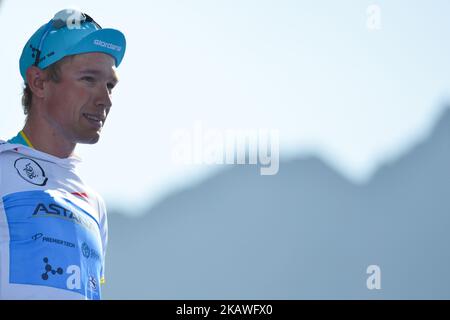 Der dänische Magnus Cort Nielsen vom Astana Team wartet auf die Preisverleihung, als er den White Best Young Rider nach der Dubai Municipality Stage, 172 km vierte Etappe der Tour of Dubai 2018, mit einem Start von Skydive Dubai und dem Ziel in Hatta-Hatta Dam, holt. Am Freitag, den 9. Februar 2018, in Hatta, Dubai Emirat, Vereinigte Arabische Emirate. (Foto von Artur Widak/NurPhoto) Stockfoto