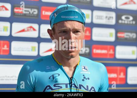 Der dänische Magnus Cort Nielsen vom Astana Team wartet auf die Preisverleihung, als er den White Best Young Rider nach der Dubai Municipality Stage, 172 km vierte Etappe der Tour of Dubai 2018, mit einem Start von Skydive Dubai und dem Ziel in Hatta-Hatta Dam, holt. Am Freitag, den 9. Februar 2018, in Hatta, Dubai Emirat, Vereinigte Arabische Emirate. (Foto von Artur Widak/NurPhoto) Stockfoto