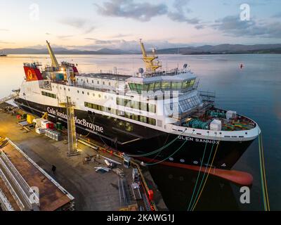 Port Glasgow, Schottland, Großbritannien. 3. November 2022 Luftaufnahme der Caledonian MacBrayne Fähre MV Glen Sannox im Bau der Ferguson Marine Werft in Port Glasgow am Fluss Clyde. Die Fähren, MV Glen Sannox und Hull 802 haben Verspätungen und überschreiten das Budget. Der Ausschuss für öffentliche Rechnungsprüfung des schottischen Parlaments wird am Freitag, den 4. November, den Ersten Minister Nicola Sturgeon hören. Der Ausschuss untersucht derzeit die Vergabe des Beschaffungsauftrags an die Werft Ferguson Marine und die seitdem stattfindenden Ereignisse. Die Fähren sind 5 Jahre zu spät und der Preis hat sich mehr als verdoppelt. Iain Masterton/Alamy Live News Stockfoto