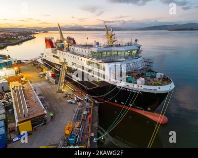 Port Glasgow, Schottland, Großbritannien. 3. November 2022 Luftaufnahme der Caledonian MacBrayne Fähre MV Glen Sannox im Bau der Ferguson Marine Werft in Port Glasgow am Fluss Clyde. Die Fähren, MV Glen Sannox und Hull 802 haben Verspätungen und überschreiten das Budget. Der Ausschuss für öffentliche Rechnungsprüfung des schottischen Parlaments wird am Freitag, den 4. November, den Ersten Minister Nicola Sturgeon hören. Der Ausschuss untersucht derzeit die Vergabe des Beschaffungsauftrags an die Werft Ferguson Marine und die seitdem stattfindenden Ereignisse. Die Fähren sind 5 Jahre zu spät und der Preis hat sich mehr als verdoppelt. Iain Masterton/Alamy Live News Stockfoto