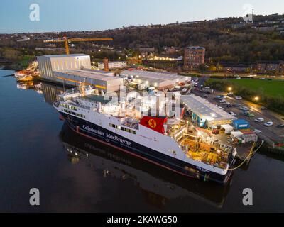 Port Glasgow, Schottland, Großbritannien. 3. November 2022 Luftaufnahme der Caledonian MacBrayne Fähre MV Glen Sannox im Bau der Ferguson Marine Werft in Port Glasgow am Fluss Clyde. Die Fähren, MV Glen Sannox und Hull 802 haben Verspätungen und überschreiten das Budget. Der Ausschuss für öffentliche Rechnungsprüfung des schottischen Parlaments wird am Freitag, den 4. November, den Ersten Minister Nicola Sturgeon hören. Der Ausschuss untersucht derzeit die Vergabe des Beschaffungsauftrags an die Werft Ferguson Marine und die seitdem stattfindenden Ereignisse. Die Fähren sind 5 Jahre zu spät und der Preis hat sich mehr als verdoppelt. Iain Masterton/Alamy Live News Stockfoto