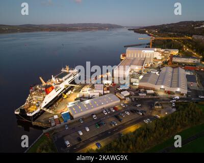 Port Glasgow, Schottland, Großbritannien. 3. November 2022 Luftaufnahme der Caledonian MacBrayne Fähre MV Glen Sannox im Bau der Ferguson Marine Werft in Port Glasgow am Fluss Clyde. Die Fähren, MV Glen Sannox und Hull 802 haben Verspätungen und überschreiten das Budget. Der Ausschuss für öffentliche Rechnungsprüfung des schottischen Parlaments wird am Freitag, den 4. November, den Ersten Minister Nicola Sturgeon hören. Der Ausschuss untersucht derzeit die Vergabe des Beschaffungsauftrags an die Werft Ferguson Marine und die seitdem stattfindenden Ereignisse. Die Fähren sind 5 Jahre zu spät und der Preis hat sich mehr als verdoppelt. Iain Masterton/Alamy Live News Stockfoto