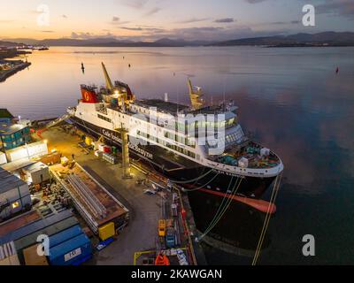 Port Glasgow, Schottland, Großbritannien. 3. November 2022 Luftaufnahme der Caledonian MacBrayne Fähre MV Glen Sannox im Bau der Ferguson Marine Werft in Port Glasgow am Fluss Clyde. Die Fähren, MV Glen Sannox und Hull 802 haben Verspätungen und überschreiten das Budget. Der Ausschuss für öffentliche Rechnungsprüfung des schottischen Parlaments wird am Freitag, den 4. November, den Ersten Minister Nicola Sturgeon hören. Der Ausschuss untersucht derzeit die Vergabe des Beschaffungsauftrags an die Werft Ferguson Marine und die seitdem stattfindenden Ereignisse. Die Fähren sind 5 Jahre zu spät und der Preis hat sich mehr als verdoppelt. Iain Masterton/Alamy Live News Stockfoto