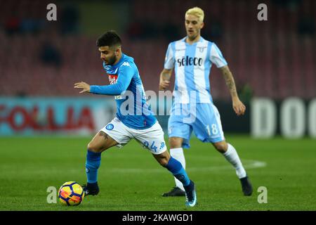 Lorenzo Insigne von Neapel und Luis Alberto von Latium während der Serie Ein Spiel zwischen SSC Napoli und SS Lazio im Stadio San Paolo am 10. Februar 2018 in Neapel, Italien. (Foto von Matteo Ciambelli/NurPhoto) Stockfoto