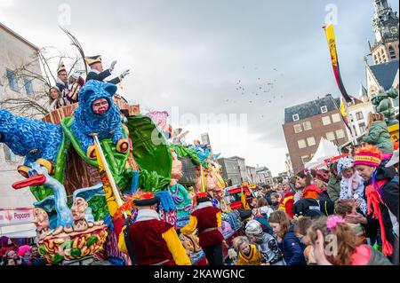 Die Menschen nehmen an der großen Parade des Karnevals Teil, die am 11. Februar 2018 im Zentrum der Stadt in Nijmegen, Niederlande, stattfand. Während dieser Feierlichkeiten ändern sich die Namen der Stadt, in Nijmegen heißt sein Karneval "Knotsenburg", was auch der Name der Organisation in Nijmegen ist. Jedes Jahr strömen Tausende von Niederländern in südliche Städte, um ihre Kostüme anzuziehen und ihr Getränk anzuziehen. Rund 44 Verbände waren anwesend, darunter viele der Fastenzeit, wo Karneval extrem beliebt ist. Aber auch benachbarte Dörfer von Waalstad wurden sie während der Parade gesehen. (Foto von Romy Arroyo Fe Stockfoto