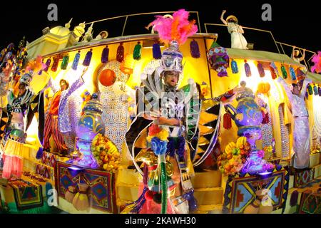 Samba-Schultänzer treten am 12. Januar 2018 bei der Karnevalsparade in Sapucai Sambadrome in Rio de Janeiro, Brasilien, auf. (Foto von Gilson Borba/NurPhoto) Stockfoto