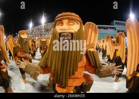 Samba-Schultänzer treten am 12. Januar 2018 bei der Karnevalsparade in Sapucai Sambadrome in Rio de Janeiro, Brasilien, auf. (Foto von Gilson Borba/NurPhoto) Stockfoto