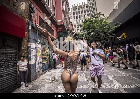 Nachtschwärmer posieren während der Karnevalsfeiern auf der Straße. Straßenkarneval in Sao Paulo, viele Gruppen, genannt blocos, hat Bands und Tausende von Nachtschwärmer, kostümiert oder nicht, nach einer Parade durch die Straßen der Stadt, singen, tanzen durch die Route am 11. Februar 2018 in Sao Paulo, Brasilien. (Foto von Cris FAGA/NurPhoto) Stockfoto