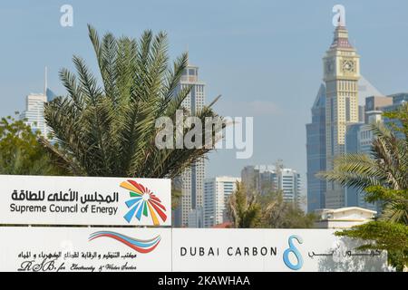 Ein Blick auf die Zeichen von Dubai Carbon und Suprem Council of Energy. Am Samstag, den 10. Februar 2018, in Dubai, Vereinigte Arabische Emirate. (Foto von Artur Widak/NurPhoto) Stockfoto