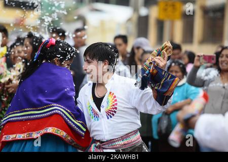 In Ecuador wird der Karneval nicht nur mit Tanz, Schaum, Wasser und Paraden gefeiert. Diese traditionelle Feier hat ihre religiöse Färbung mit der beliebten Messe des "Karnevalskindes". Der Brauch schreibt vor, dass jedes Jahr ein Prioste gewählt wird, der die Person ist, die die Partei zu Ehren des "göttlichen Kindes" anbietet, die mit einer Messe beginnt. Im Viertel Santa Rita, im Süden von Quito, fiel dieses Jahr die Ehre, das Fest zu feiern, auf Daysi Tito. Die junge Frau bereitete ein ganzes Jahr vor, um die Feier zu organisieren, zu der auch Vergleichsfeiern durch die Hauptstraßen der gehören Stockfoto