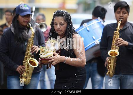 In Ecuador wird der Karneval nicht nur mit Tanz, Schaum, Wasser und Paraden gefeiert. Diese traditionelle Feier hat ihre religiöse Färbung mit der beliebten Messe des "Karnevalskindes". Der Brauch schreibt vor, dass jedes Jahr ein Prioste gewählt wird, der die Person ist, die die Partei zu Ehren des "göttlichen Kindes" anbietet, die mit einer Messe beginnt. Im Viertel Santa Rita, im Süden von Quito, fiel dieses Jahr die Ehre, das Fest zu feiern, auf Daysi Tito. Die junge Frau bereitete ein ganzes Jahr vor, um die Feier zu organisieren, zu der auch Vergleichsfeiern durch die Hauptstraßen der gehören Stockfoto