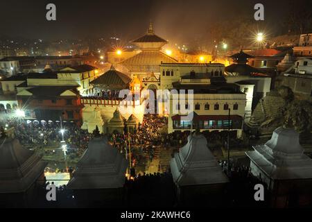 Eine beleuchtete Ansicht des Pashupatinath-Tempels während des Maha Shivaratri-Festivals, das am Montag, den 12. Februar 2018 im Pashupatinath-Tempel, Kathmandu, Nepal, gefeiert wurde. Tausende Hindu-Sadhu oder Heiliger aus Indien und Nepal feiern am Dienstag, den 13. Februar 2018, das Maha Shivaratri-Fest im Pashupatinath-Tempel in Nepal. (Foto von Narayan Maharjan/NurPhoto) Stockfoto