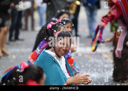 In Ecuador wird der Karneval nicht nur mit Tanz, Schaum, Wasser und Paraden gefeiert. Diese traditionelle Feier hat ihre religiöse Färbung mit der beliebten Messe des "Karnevalskindes". Der Brauch schreibt vor, dass jedes Jahr ein Prioste gewählt wird, der die Person ist, die die Partei zu Ehren des "göttlichen Kindes" anbietet, die mit einer Messe beginnt. Im Viertel Santa Rita, im Süden von Quito, fiel dieses Jahr die Ehre, das Fest zu feiern, auf Daysi Tito. Die junge Frau bereitete ein ganzes Jahr vor, um die Feier zu organisieren, zu der auch Vergleichsfeiern durch die Hauptstraßen der gehören Stockfoto