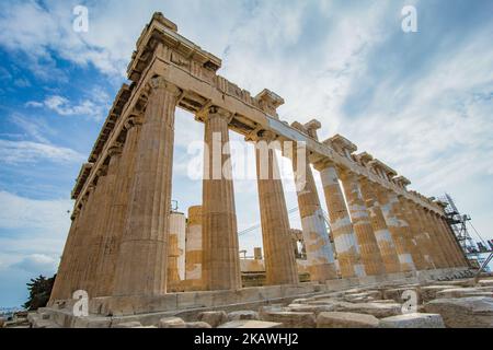 Der alte Hügel der Akropolis, einschließlich des weltweit bekannten Parthenon und der Überreste vieler antiker Gebäude von großer architektonischer und historischer Bedeutung wie dem Erechtheion, Propylaia, dem Tempel der Athene Nike und mehr. Die Akropolis zerbrach während der osmanischen Besatzung schwere Schäden. Es ist heute UNESCO-Weltkulturerbe seit 1987. (Foto von Nicolas Economou/NurPhoto) Stockfoto