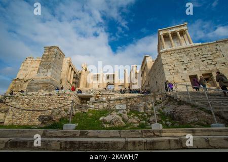 Der alte Hügel der Akropolis, einschließlich des weltweit bekannten Parthenon und der Überreste vieler antiker Gebäude von großer architektonischer und historischer Bedeutung wie dem Erechtheion, Propylaia, dem Tempel der Athene Nike und mehr. Die Akropolis zerbrach während der osmanischen Besatzung schwere Schäden. Es ist heute UNESCO-Weltkulturerbe seit 1987. (Foto von Nicolas Economou/NurPhoto) Stockfoto