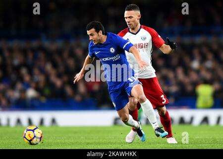 Chelsea's Pedro schützt den Ball vor West Bromwich Albions Kieran Gibbs während des Premier League-Spiels zwischen Chelsea und West Bromwich Albion (WBA) am 12. Januar 2018 in Stamford Bridge, London, England. (Foto von Kieran Galvin/NurPhoto) Stockfoto