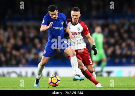 Kieran Gibbs von West Bromwich Albion belästigt Chelsea's Pedro während des Premier League-Spiels zwischen Chelsea und West Bromwich Albion (WBA) am 12. Januar 2018 in Stamford Bridge, London, England. (Foto von Kieran Galvin/NurPhoto) Stockfoto