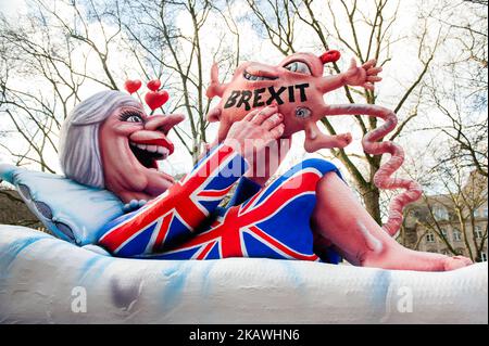 Ein Festwagen mit Premierministerin Theresa May wird während der jährlichen Rose Monday Parade am 12. Februar 2018 in Düsseldorf, Deutschland, gesehen. Die politische Satire ist ein traditioneller Eckpfeiler der jährlichen Paraden. Mehr als 30 Musikensembles und 5.000 Teilnehmer nehmen an der Prozession durch die Stadt Teil. Aufwendig gebaute und dekorierte Wagen adressieren kulturelle und politische Themen und können satirisch, witzig und sogar kontrovers sein. Die politisch thematisierten Floats des Satirikers Jacques Tilly sind weltweit berühmt. (Foto von Romy Arroyo Fernandez/NurPhoto) Stockfoto